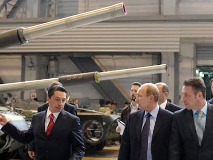 Vlad&iacute;mir Putin visita una planta de producci&oacute;n de tanques en Uralvagonzavod.