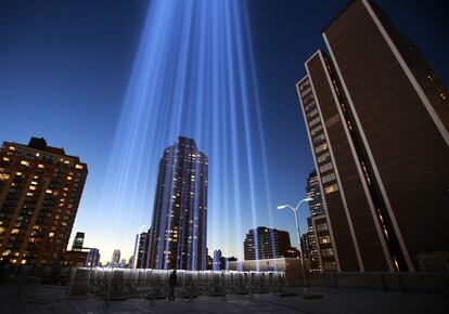 El homenaje luminoso proyecta cientos de focos al cielo de Manhattan.