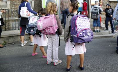 Dos niñas a las puertas de un colegio en Francia.