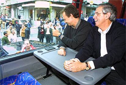 José Luis Rodríguez Zapatero, a la izquierda, acompaña en el autobús electoral del PSdG a Emilio Pérez Touriño.