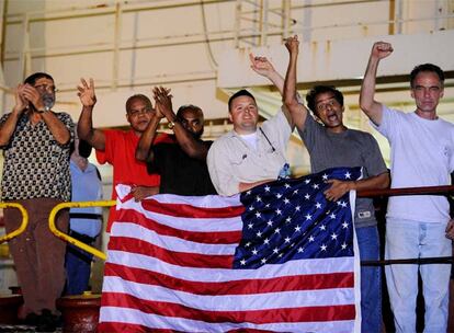 Miembros de la tripulacin del <i>Maersk Alabama</i> saludan tras conocer la liberacin del capitn del barco.