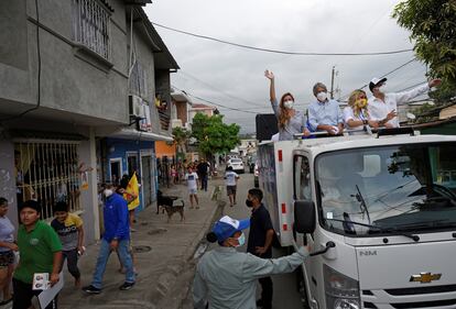 El candidato conservador, Guillermo Lasso, durante una caravana en Guayaquil, el pasado 20 de enero.
