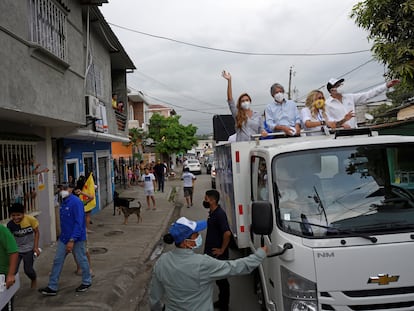 El candidato conservador, Guillermo Lasso, durante una caravana en Guayaquil, el pasado 20 de enero.