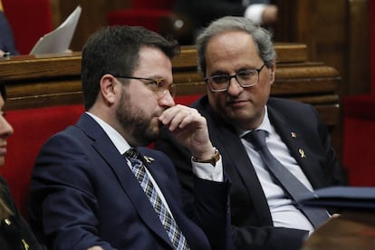 Pere Aragonès (izquierda) y Quim Torra este jueves en el Parlament.
