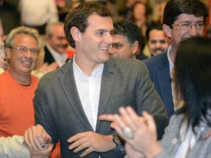 Rivera y el candidato, Juan Marín (izq), saludan a los asistentes al mitin.