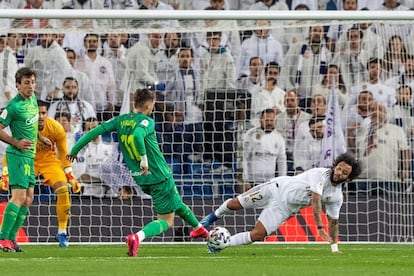 El centrocampista del Real Madrid Marcelo Vieira despeja un balón frente al centrocampista de la Real Sociedad Adnan Januzaj.