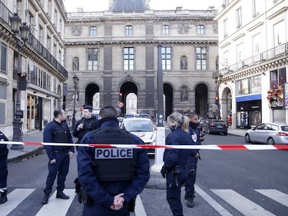 Cordão policial em torno do Louvre, nesta sexta-feira em Paris.