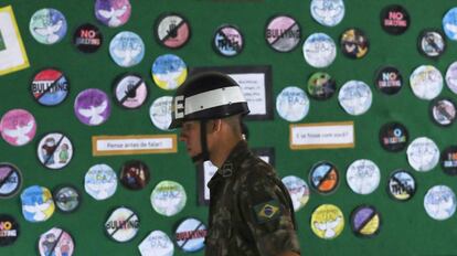 Hoje, 28 de outubro de 2018, soldado brasileiro patrulhando uma zona eleitoral no Rio de Janeiro.