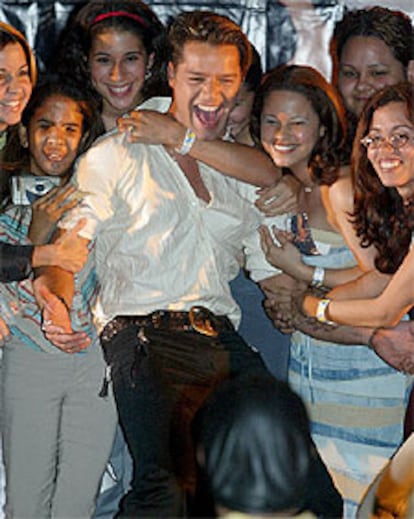 Ricky Martin hizo estragos el martes entre sus seguidores en Puerto Rico.