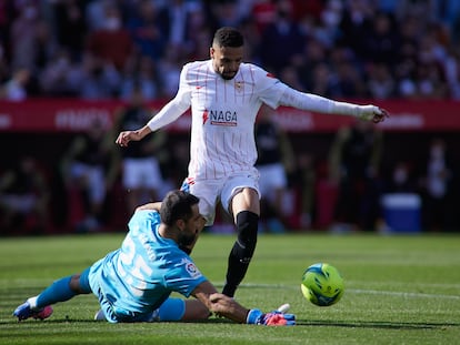 Claudio Bravo comete penalti sobre En-Nesyri