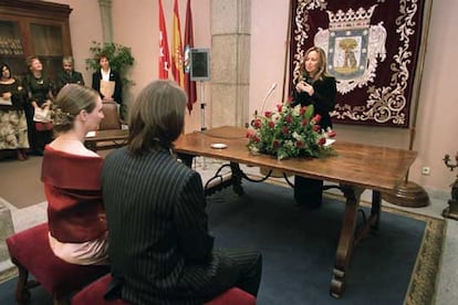 La portavoz socialista Trinidad Jiménez celebra un matrimonio civil en el Ayuntamiento de Madrid.