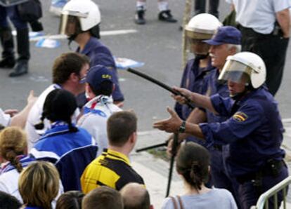 La policía se dirige a los hinchas del Zaragoza en los alrededores de La Romareda ayer.