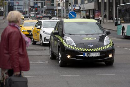 En Estonia los vehículos no pagan tasas. Los expertos y el 'lobby' de los vendedores afirman que eso lastra el mercado del coche eléctrico, y abogan por gravar aquellos coches que más contaminan. El Gobierno ha intentado aprobar una ley para implantar este tipo de tasas. Sin embargo, debido a la alta oposición, ha tenido que aparcar el plan.