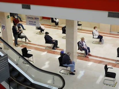 Varias personas esperan su turno para ser atendidos en la sede de la delegación de Hacienda de la calle Guzmán el Bueno, en Madrid.