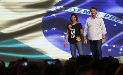 Bolsonaro e sua mulher, Michelle, durante culto evangélico no domingo. 