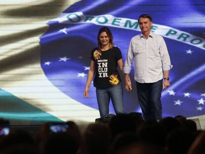 Bolsonaro e sua mulher, Michelle, durante culto evangélico no domingo. 