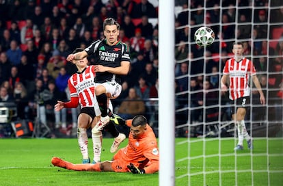 Trossard hace su gol al PSV, el quinto del 1-7 del Arsenal al conjunto holandés