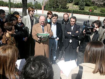 Nicolás Sartorius, en el centro, junto al grupo de intelectuales que ayer visitó la sede de Torrespaña.