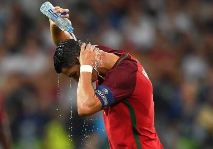 Cristiano Ronaldo se resfresca durante el partido de cuartos de final entre Polonia y Portugal.