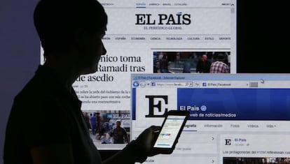 Una usuaria de móvil se conecta a EL PAÍS.