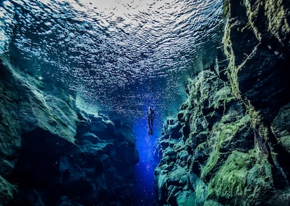 Buceo en los cañones submarinos de la falla de Silfra, el punto donde se tocan las placas tectónicas de Eurasia y América, en el parque nacional de Thingvellir, en Islandia. 