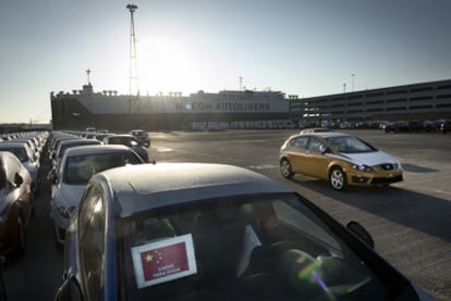 Coches de la marca Seat que el fabricante venderá en China, ayer en el puerto de Barcelona antes de ser embarcados.