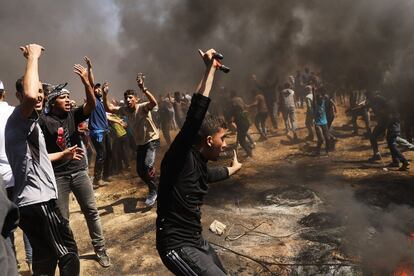 Un grupo de manifestantes palestinos durante la protesta masiva frente a la frontera con Israel en la franja de Gaza, el 14 de mayo de 2018.