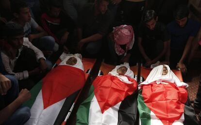 Los cadáveres de los tres menores muertos en un ataque israelí, en su funeral el lunes en Gaza.