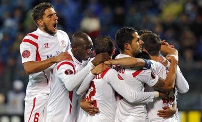 Los jugadores del Sevilla celebran el gol de Bacca.