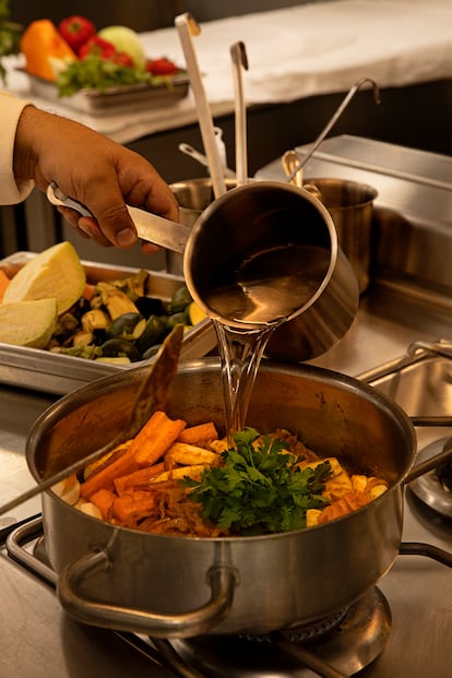 Se añade el resto de las verduras y se cubrenn con agua.