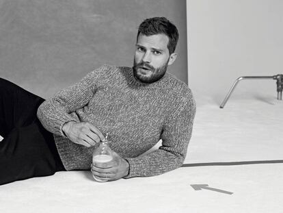 Jamie Dornan posa en exclusiva para ICON con jersey Tod's y pantalones Salvatore Ferragamo.