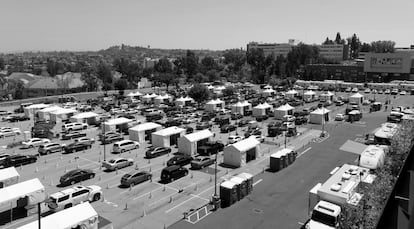 Largas filas de personas con y sin citas en Cal State LA para vacunarse contra el COVID-19 en Los Ángeles en 2021.
