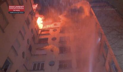 Vista general del incendio residencial en París.