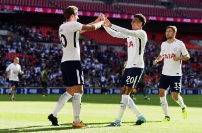 Harry Kane (izquierda) celebra un gol del Tottenham con Dele Alli en Wembley.