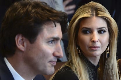 Esta foto de la primera visita oficial de Justin Trudeau a Estados Unidos, ya bajo la Administración Trump, despertó muchos comentarios. En la imagen, aparece junto a Ivanka Trump, la hija del presidente, en una reunión con ejecutivas estadounidenses y canadienses.