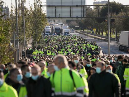 Protesta de los trabajadores de la planta de Nissan de la Zona Franca de Barcelona.
