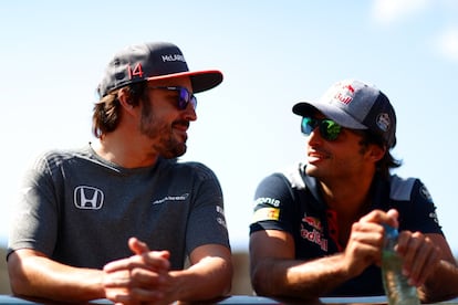 Fernando Alonso conversa con Carlos Sainz antes de la carrera.