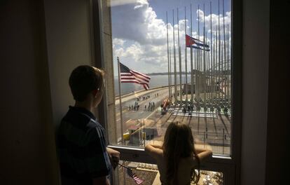 Unos niños miran desde el interior de la Embaja de Estados Unidos la bandera cubana, el 14 de mayo de 2015.