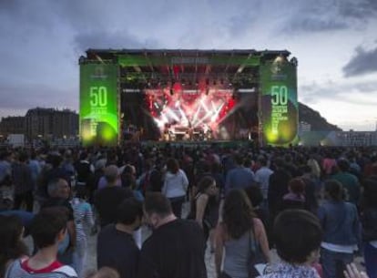 Los Bullet Proof Lovers, incombustibles rockeros donostiarras, en el escenario verde del Jazzaldia (2015).