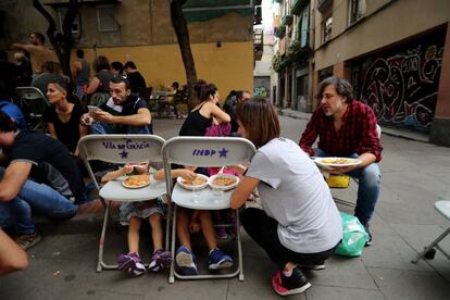 Madres, padres y niños durante la paellada celebrada en el colegio Josep Maria Jujol en Barcelona.