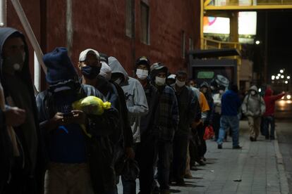 Migrantes esperan en la calle para acceder a un albergue en Nuevo León, México, en febrero de 2021.