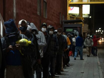 Migrantes esperan en la calle para acceder a un albergue en Nuevo León, México, en febrero de 2021.