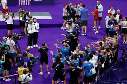 El equipo de Nueva Zelanda anima a sus deportistas tras obtener la medalla de oro y de bronce en las disciplinas de ómnium y sprint. 