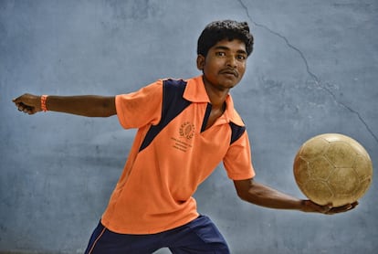 Ramachandra, de 19 años, compite en voléibol. Antes, los otros niños le llamaban "cosas feas" y se metían con él, pero ahora todo el mundo lo respeta. Lo que más disfruta es hacer amigos entre los chicos que acuden al centro de la Fundación.