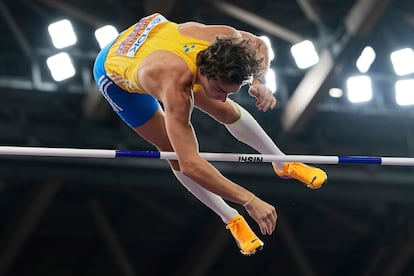 El propio Armand Duplantis tenía la marca anterior, situada en un centímetro menos (6,29 m). En la imagen, el atleta sueco este lunes durante su salto.