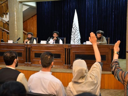 O porta-voz do Talibã, Zabihullah Mujahid, no centro da imagem, em uma entrevista coletiva em Cabul na terça-feira.