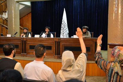 El portavoz talibán Zabihullah Mujahid durante una rueda de prensa este martes en Kabul.