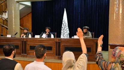 O porta-voz do Talibã, Zabihullah Mujahid, no centro da imagem, em uma entrevista coletiva em Cabul na terça-feira.