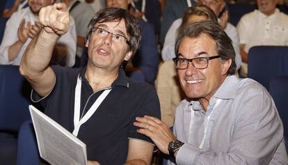 Artur Mas, junto al presidente de la Generalitat, Carles Puigdemont.