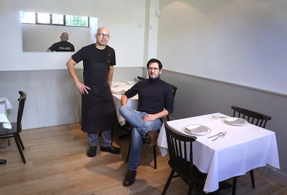El cocinero Alberto Álvarez, a la izquierda, y Ricardo Sanz, en la sala de Mùi.